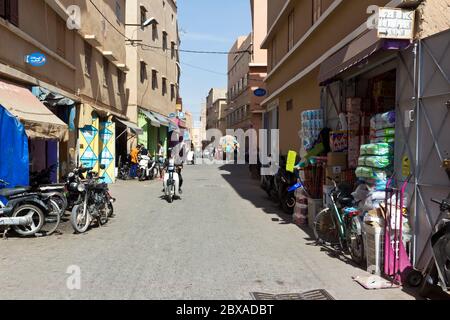 Shopping dans la médina de Taroudant, Maroc Banque D'Images