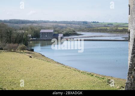 Moulin à marée de Carew vu du château de Carew Banque D'Images