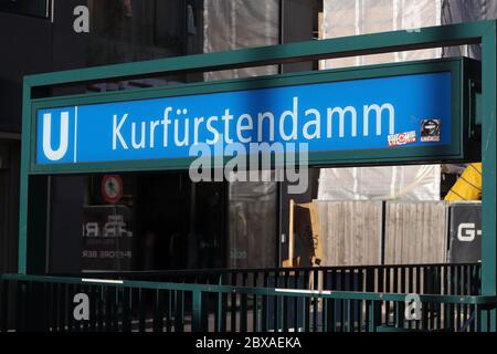 Berlin, Allemagne - 12 février 2020 : entrée à la station de métro Kurfürstendamm à Berlin Banque D'Images