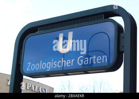 Berlin, Allemagne - 12 février 2020 : entrée à la station de métro Zoologischer Garten à Berlin Banque D'Images