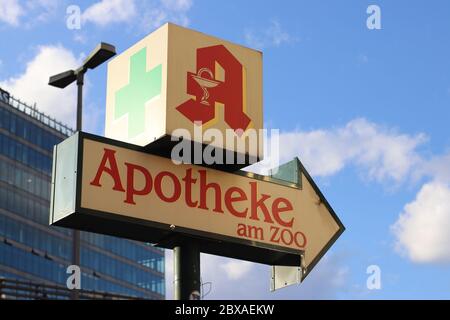 Berlin, Allemagne - 12 février 2020 : panneau de la pharmacie rouge - Apotheke am Zoo à Berlin, Allemagne Banque D'Images