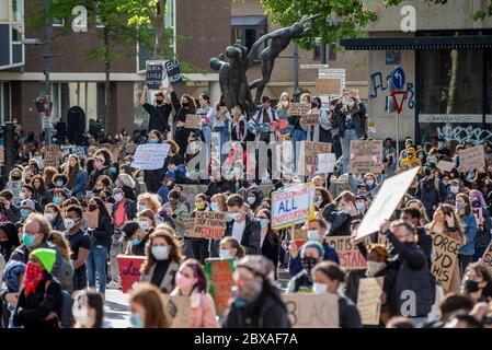 Eindhoven, pays-Bas. 06e juin 2020. EINDHOVEN, 06-06-2020, Stadhuisplein Eindhoven, Black Lives Matter Protest à Eindhoven. Des personnes protestent contre le racisme institutionnel aux États-Unis d'Amérique et dans l'Union européenne. Crédit : Pro Shots/Alamy Live News Banque D'Images