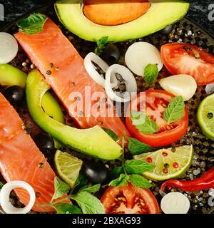 Filet de poisson rouge et épices sur fond noir. Flat lay, vue de dessus. Banque D'Images