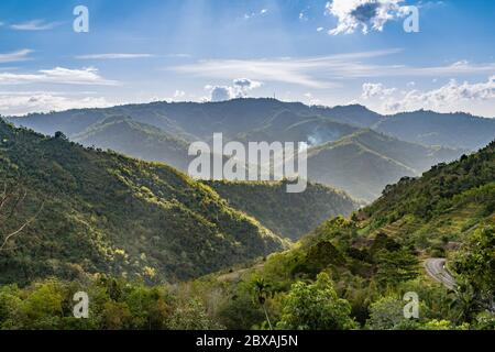 La vue sereine des collines verdoyantes dans la vallée de Kampung Kiau, Bundu Tuhan Banque D'Images