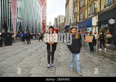 Centre de Londres, Londres, Royaume-Uni, 6 juin 2020 : des milliers de jeunes sont descendus dans les rues du centre de Londres dans une manifestation pacifique passionnée, déterminée et vocale en hommage et en solidarité avec le meurtre de George Floyd. Crédit Natasha Quarmby/ALAMY Live News Banque D'Images