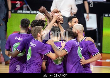 Munich, Allemagne. 06e juin 2020. Basket-ball: Tournoi final Bundesliga, BG Göttingen - Hakro Merlins Crailsheim, tour préliminaire, Groupe A, 1er match au Audi Dome. L'équipe de Göttingen est ensemble avant le début du match. Crédit : Matthias balk/dpa-Pool/dpa/Alay Live News Banque D'Images