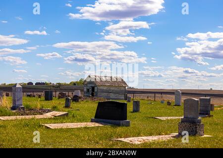 Un ancien cimetière en Saskatchewan où sont enterrés les premiers colons russes de cette terre. Les tombes remontent à la fin des années 1800 Banque D'Images