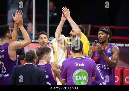 Munich, Allemagne. 06e juin 2020. Basket-ball: Tournoi final Bundesliga, BG Göttingen - Hakro Merlins Crailsheim, tour préliminaire, Groupe A, 1er match au Audi Dome. Les joueurs de Göttingen applaudissent après leur victoire contre Crailsheim. Crédit : Matthias balk/dpa-Pool/dpa/Alay Live News Banque D'Images