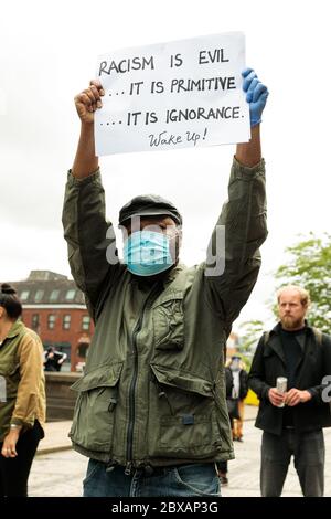 Noir homme noir vies noir matière protstor, portant le masque de maintien de l'anti racisme signe. Samedi 6 juin 2020, Leeds, West Yorkshire, Angleterre. Des centaines de personnes se rassemblent devant l'hôtel de ville pour protester contre le racisme et la violence envers les personnes de BAME, après la mort de George Floyd aux États-Unis. ©Ian Wray/Alay Banque D'Images