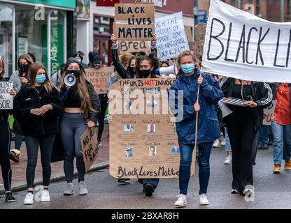 Tunbridge Wells, Royaume-Uni. 06e juin 2020. Black Lives Matter des manifestations pacifiques ont lieu à Tunbridge Wells, Kent, Angleterre, après le meurtre d'un noir non armé en Amérique. George Floyd un homme noir de 46 ans, décédé en garde à vue dans la ville américaine de Minneapolis le 25 mai 2020, après avoir été arrêté pour avoir prétendument utilisé une fausse note 0. Photo de Liam McAvoy. Crédit : images Prime Media/Alamy Live News Banque D'Images