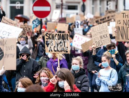 Tunbridge Wells, Royaume-Uni. 06e juin 2020. Black Lives Matter des manifestations pacifiques ont lieu à Tunbridge Wells, Kent, Angleterre, après le meurtre d'un noir non armé en Amérique. George Floyd un homme noir de 46 ans, décédé en garde à vue dans la ville américaine de Minneapolis le 25 mai 2020, après avoir été arrêté pour avoir prétendument utilisé une fausse note 0. Photo de Liam McAvoy. Crédit : images Prime Media/Alamy Live News Banque D'Images