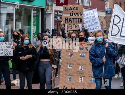 Tunbridge Wells, Royaume-Uni. 06e juin 2020. Black Lives Matter des manifestations pacifiques ont lieu à Tunbridge Wells, Kent, Angleterre, après le meurtre d'un noir non armé en Amérique. George Floyd un homme noir de 46 ans, décédé en garde à vue dans la ville américaine de Minneapolis le 25 mai 2020, après avoir été arrêté pour avoir prétendument utilisé une fausse note 0. Photo de Liam McAvoy. Crédit : images Prime Media/Alamy Live News Banque D'Images