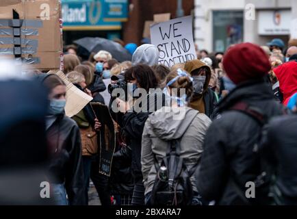 Tunbridge Wells, Royaume-Uni. 06e juin 2020. Black Lives Matter des manifestations pacifiques ont lieu à Tunbridge Wells, Kent, Angleterre, après le meurtre d'un noir non armé en Amérique. George Floyd un homme noir de 46 ans, décédé en garde à vue dans la ville américaine de Minneapolis le 25 mai 2020, après avoir été arrêté pour avoir prétendument utilisé une fausse note 0. Photo de Liam McAvoy. Crédit : images Prime Media/Alamy Live News Banque D'Images