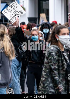 Tunbridge Wells, Royaume-Uni. 06e juin 2020. Black Lives Matter des manifestations pacifiques ont lieu à Tunbridge Wells, Kent, Angleterre, après le meurtre d'un noir non armé en Amérique. George Floyd un homme noir de 46 ans, décédé en garde à vue dans la ville américaine de Minneapolis le 25 mai 2020, après avoir été arrêté pour avoir prétendument utilisé une fausse note 0. Photo de Liam McAvoy. Crédit : images Prime Media/Alamy Live News Banque D'Images