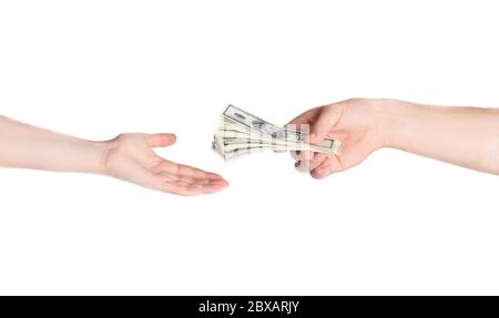 Vue rognée d'un jeune homme donnant de l'argent à une femme isolée sur fond blanc, gros plan des mains Banque D'Images