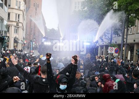 Hambourg, Allemagne. 06e juin 2020. À l'aide de deux canons à eau, les forces de police ont repoussé les participants dans une démonstration dissoute. Après un rassemblement pacifique contre le racisme dans le centre-ville de Hambourg, des affrontements ont éclaté entre un groupe de manifestants et la police. Au lieu des 500 participants annoncés, plusieurs milliers de manifestants ont participé au rassemblement, selon la police. Le déclencheur a été la mort violente de l'américain George Floyd lors d'une opération de police à Minneapolis. Credit: Christian Charisius/dpa/Alay Live News Banque D'Images