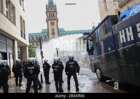 Hambourg, Allemagne. 06e juin 2020. À l'aide d'un canon à eau, les forces de police tentent de forcer les participants d'une démonstration dissoute à revenir sur le marché de la mairie. Après un rassemblement pacifique contre le racisme dans le centre-ville de Hambourg, des affrontements ont éclaté entre un groupe de manifestants et la police. Au lieu des 500 participants annoncés, plusieurs 1000 manifestants ont participé au rassemblement, selon la police. Le déclencheur a été la mort violente de l'américain George Floyd lors d'une opération de police à Minneapolis. Credit: Christian Charisius/dpa/Alay Live News Banque D'Images