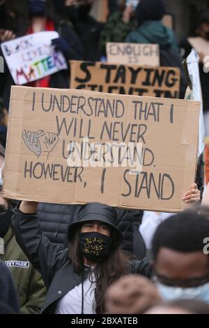 Manchester, Royaume-Uni. 6 juin 2020. Des milliers de manifestants descendent dans les rues en solidarité avec le mouvement « Black Lives Matter » après la mort de George Floyd en Amérique. Les manifestants ont défié les règles du gouvernement sur les restrictions imposées aux groupes de six personnes maximum à se réunir. La plupart des manifestants portaient des masques qui ont lieu pendant la pandémie de cavid. ROYAUME-UNI. Crédit : Barbara Cook/Alay Live News Banque D'Images