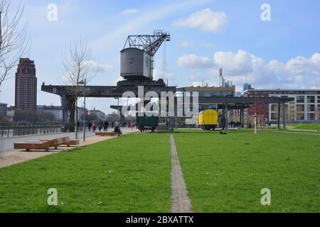 Francfort-sur-le-Main, Allemagne 03-14-2020 Ruhrorter Werft avec grue et café Banque D'Images