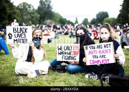 ROYAUME-UNI, PAYS DE GALLES. 06e juin 2020. Les citoyens de Cardiff se réunissent au Bute Park pour montrer leur soutien au mouvement « Black Lives Matter (BLM) » lors d'une manifestation pacifique. Banque D'Images