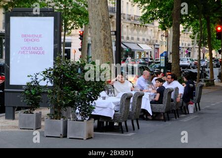 Paris, Ile de France, France. 6 juin 2020. Le Premier ministre Edouard Philippe a autorisé les bars et les restaurants à ouvrir leurs terrasses et à supprimer les restrictions sur les rassemblements, à condition qu'ils respectent les gestes protecteurs.beaucoup de gens sur les rives de la Seine à boire et à manger, Paris trouve ses terrasses et donc une reprise de l'activité touristique crédit: Pierre Stevenin/ZUMA Wire/Alay Live News Banque D'Images