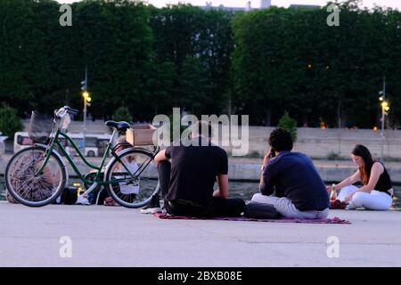 Paris, Ile de France, France. 6 juin 2020. Le Premier ministre Edouard Philippe a autorisé les bars et les restaurants à ouvrir leurs terrasses et à supprimer les restrictions sur les rassemblements, à condition qu'ils respectent les gestes protecteurs.beaucoup de gens sur les rives de la Seine à boire et à manger, Paris trouve ses terrasses et donc une reprise de l'activité touristique crédit: Pierre Stevenin/ZUMA Wire/Alay Live News Banque D'Images