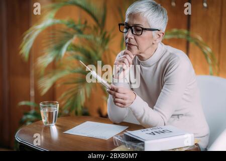 Tube et écouvillon pour prélèvement d'ADN dans la bouche Banque D'Images