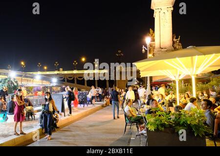 Paris, Ile de France, France. 6 juin 2020. Le Premier ministre Edouard Philippe a autorisé les bars et les restaurants à ouvrir leurs terrasses et à supprimer les restrictions sur les rassemblements, à condition qu'ils respectent les gestes protecteurs.beaucoup de gens sur les rives de la Seine à boire et à manger, Paris trouve ses terrasses et donc une reprise de l'activité touristique crédit: Pierre Stevenin/ZUMA Wire/Alay Live News Banque D'Images