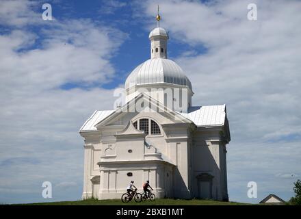 6 juin 2020, Mikulov, République tchèque : une vue à angle bas sur la colline Sainte (à l'origine la colline de Tanzberg) est l'un des monuments de Mikulov qui ne peut être négligé. Sa pierre de fondation a été consacrée le 2 juillet 1623. Un chemin de croix composé de sept chapelles a également été établi sur le sommet de la colline Sainte à cette époque. La ville de Mikulov fait partie de la région historique de Moravie, située directement à la frontière avec la Basse-Autriche. Mikulov est situé entre la zone vallonnée de Pavlovske et le bord des monts Mikulov, s'étendant jusqu'à la rivière Thaya et les trois réservoirs de Nove Mlyny. (Crédit Banque D'Images