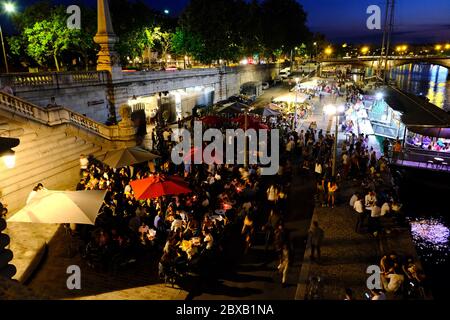 Paris, Ile de France, France. 6 juin 2020. Le Premier ministre Edouard Philippe a autorisé les bars et les restaurants à ouvrir leurs terrasses et à supprimer les restrictions sur les rassemblements, à condition qu'ils respectent les gestes protecteurs.beaucoup de gens sur les rives de la Seine à boire et à manger, Paris trouve ses terrasses et donc une reprise de l'activité touristique crédit: Pierre Stevenin/ZUMA Wire/Alay Live News Banque D'Images