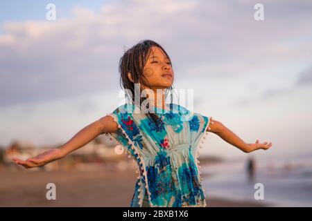 beach style de vie portrait de jeune beau et heureux 7 ou 8 ans asiatique American mixte fille avec cheveux mouillés appréciant les vacances jouant dans le