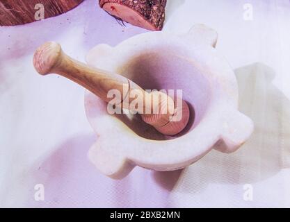 mortier pour la livre des herbes dans l'ancienne pharmacie de pays, médecine traditionnelle, guérisseur, cerusique, druid, sorcier, magicien Banque D'Images