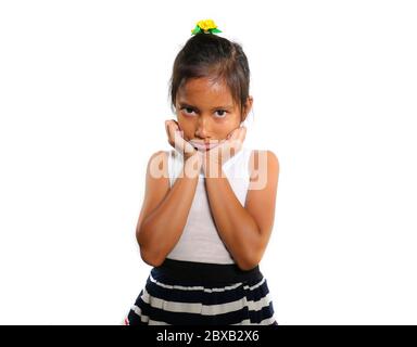 doux et beau 7 ans mixte ethnicité enfant posant moody et triste sentiment déprimé et malheureux isolé sur fond blanc dans la tristesse d'enfant f Banque D'Images