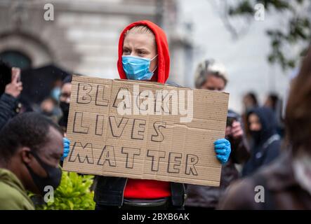 Femme, portant un haut à capuchon rouge et un EPI, tenant un panneau fait maison Black Lives Matter à la manifestation BLM sur la place du Parlement. Londres, Angleterre Royaume-Uni Banque D'Images