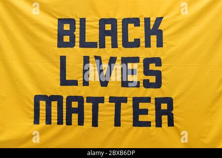 Black Lives Matter contre le racisme manifestation à Southend on Sea, Essex, Royaume-Uni, après la mort de George Floyd aux mains de la police aux États-Unis Banque D'Images