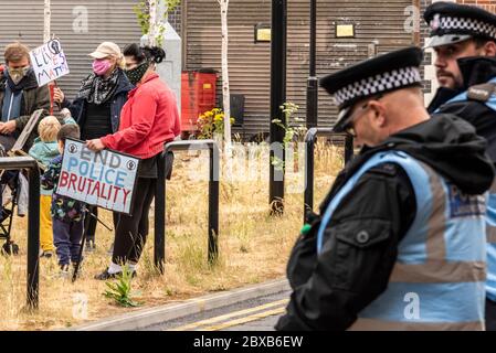 Black Lives Matter contre le racisme manifestation de protestation à Southend on Sea, Essex UK. La police regarde comme un écriteau indique « mettre fin à la brutalité policière ». Police Banque D'Images