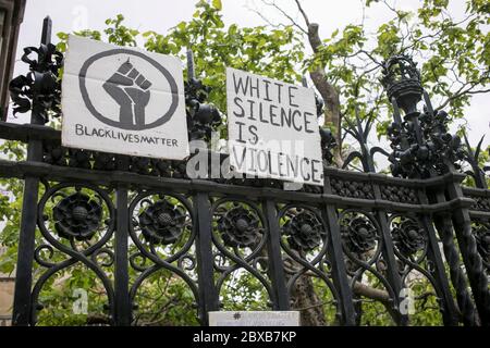 Des écriteaux sont exposés sur les rails du Parlement lors de la manifestation contre le racisme à Londres, au Royaume-Uni. Banque D'Images