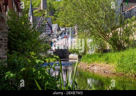 Le village de Monreal avec la rivière elz, maisons à colombages et château de Loewenburg en arrière-plan Banque D'Images