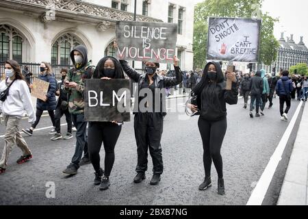 Des femmes noires tiennent des pancartes lors de la manifestation anti-raciste contre le meurtre de George Floyd aux États-Unis. Banque D'Images