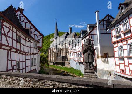 Vue depuis un vieux pont sur l'elz et maisons à colombages à Monreal, Eifel, Allemagne Banque D'Images