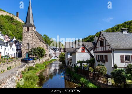 Rivière elz avec maisons à colombages et église à Monreal, Allemagne Banque D'Images