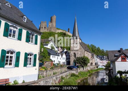 Rivière elz avec maisons à colombages et église à Monreal, Allemagne Banque D'Images