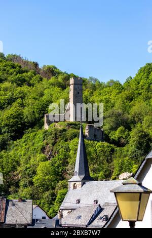 Vue sur l'église et le château de la ruine Loewenburg à Monreal, Eifel, Allemagne Banque D'Images