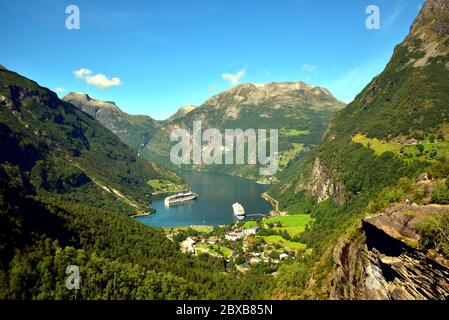 Vue sur Geiranger et Geirangerfjord depuis le point de vue de Flydalsjuvet, avec deux navires de croisière ancrés dans le fjord. Banque D'Images