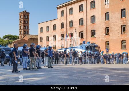 Équipe de police anti-émeutes prête à assister à la manifestation populiste « Ragazzi d'Italia » près de Circo Massimo Banque D'Images