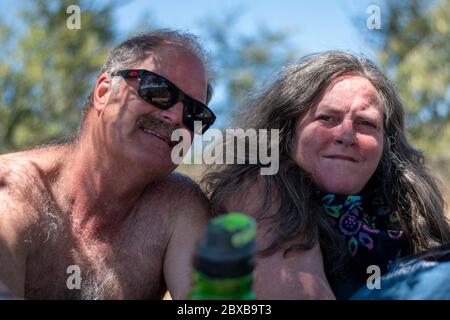 Un couple pose pour une photo pendant qu'ils se reposent après une randonnée dans le comté de Yolo, CA. Banque D'Images