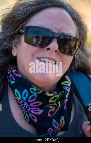 Une femme s'arrête pour un portrait tout en randonnée dans le comté de Yolo, CA. Banque D'Images