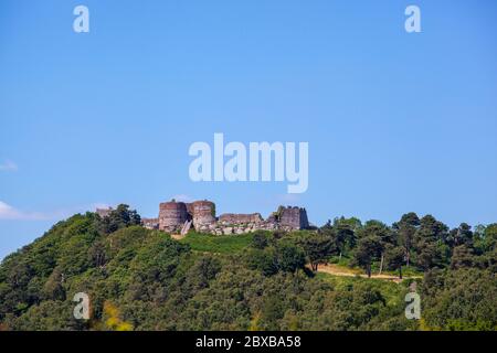 Château de Beeston du XIIIe siècle Cheshire, sur le sentier de randonnée en grès vu avec un ciel bleu dans la campagne de Cheshire Angleterre Royaume-Uni Banque D'Images