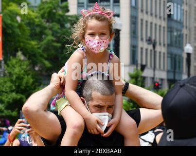 Washington, États-Unis. 06e juin 2020. Un homme porte un enfant sur ses épaules portant des masques protecteurs lors d'un rassemblement contre le racisme et la violence policière à Washington, DC, le samedi 6 juin 2020. Des milliers de manifestants à DC et dans tout le pays sont descendus dans la rue pour réclamer la justice pour la mort de George Floyd, décédé à Minneapolis la semaine dernière après qu'un policier ait été élancé sur le cou pendant plus de huit minutes. Photo de Pat Benic/UPI crédit: UPI/Alay Live News Banque D'Images