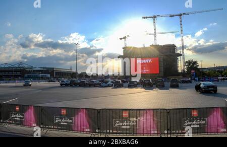 Hambourg, Allemagne. 06e juin 2020. Les visiteurs d'un cinéma drive-in sur le Heiligengeistfeld attendent le début d'une représentation. Crédit : Axel Heimken/dpa/Alay Live News